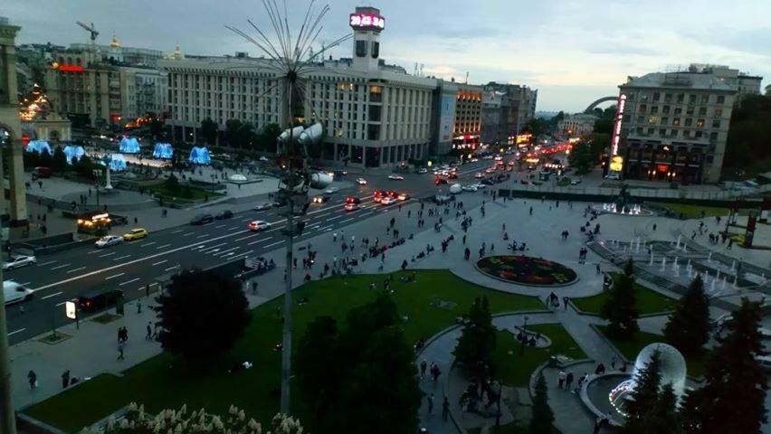 Independence Square - Khreschatyk. View On Independence Sq. Fountains Kiew Exterior foto
