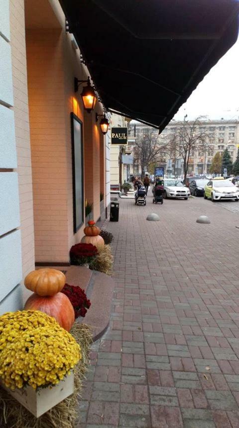 Independence Square - Khreschatyk. View On Independence Sq. Fountains Kiew Exterior foto