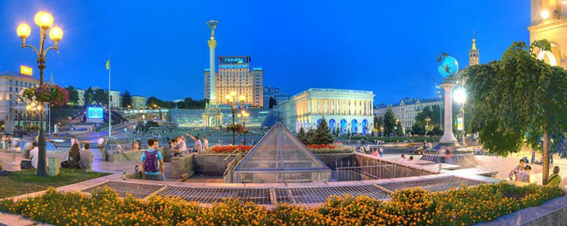 Independence Square - Khreschatyk. View On Independence Sq. Fountains Kiew Exterior foto