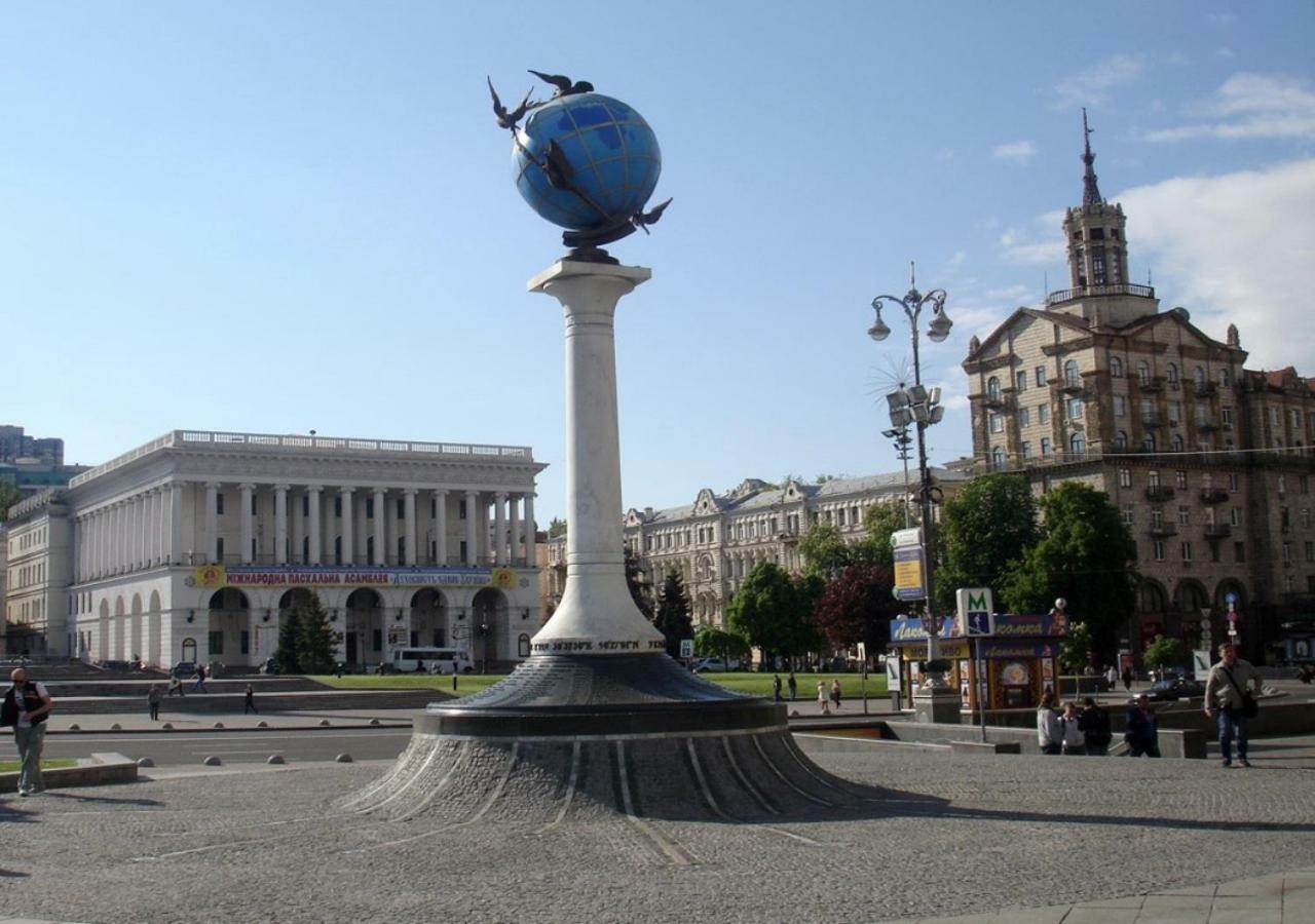 Independence Square - Khreschatyk. View On Independence Sq. Fountains Kiew Exterior foto